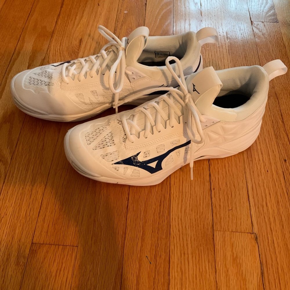 Mizuno white and blue volleyball shoes